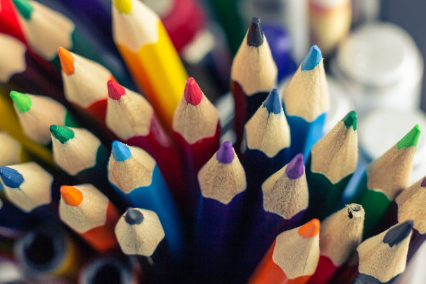 削尖铅笔特写背景，一组多色铅笔。图片下载