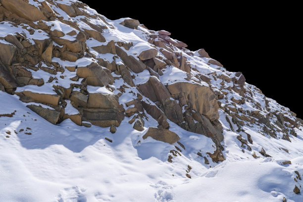 山峰与雪孤立在黑色的背景图片下载