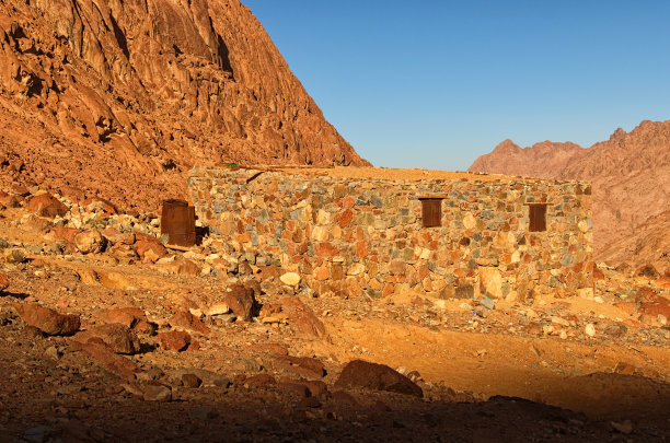 西奈山(何烈山、加巴勒穆萨山)高处无人居住的建筑。埃及的西奈半岛。风景冬季风景照片图片下载
