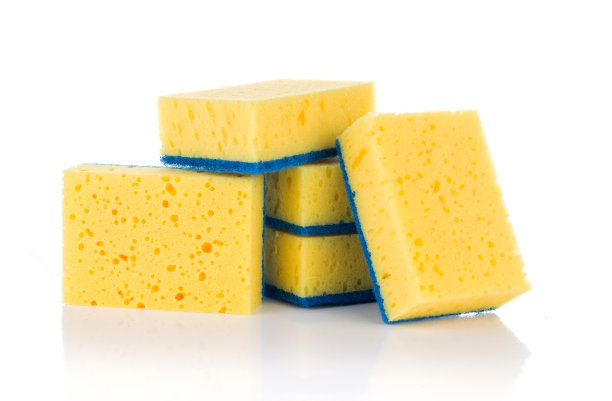 一组用于清洗器皿的黄色海绵被隔离在白色背景上图片下载