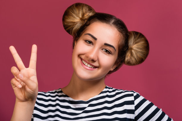 时髦女孩做出胜利手势图片下载