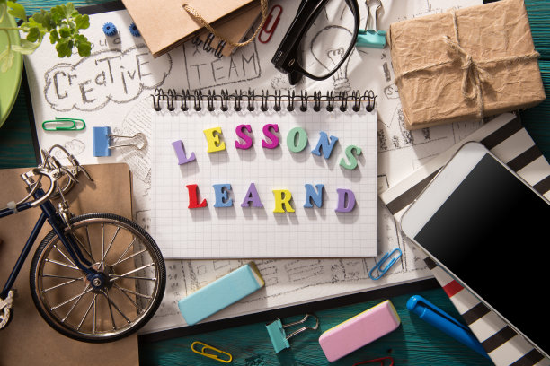 吸取的教训-铭文在书桌上图片下载