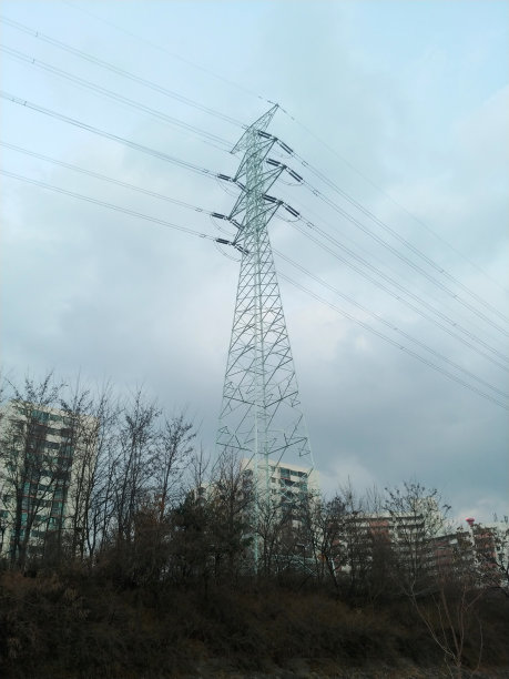 市中心的输电塔图片下载