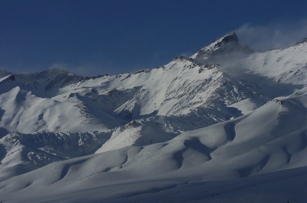 芦苇谷的新雪图片下载