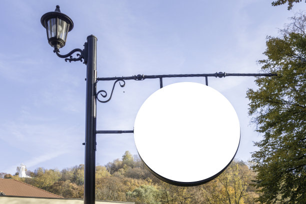 公园杆子上的空白圆形招牌、广告、信息板图片下载