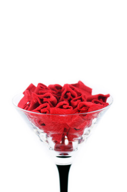 用毛毡制成的心，放在白色背景的玻璃杯里图片下载