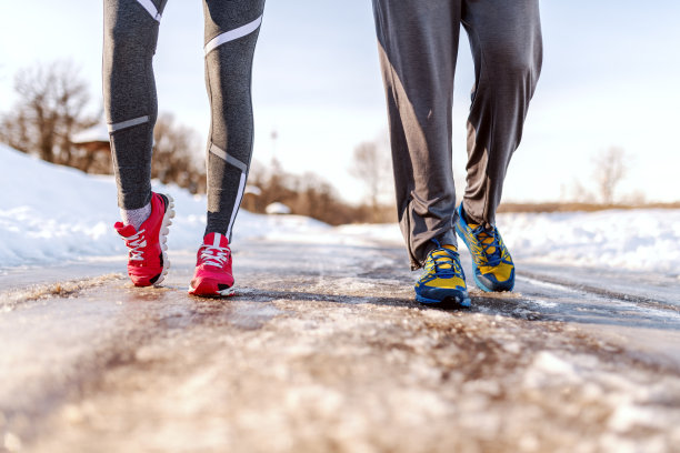 一对情侣在跑步后休息。裁剪图片。冬季健身的概念。图片下载