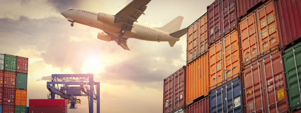 装有起重机和飞行飞机的货物集装箱图片下载