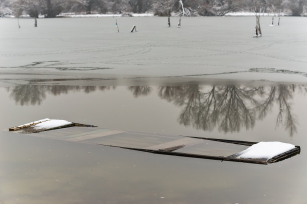 多瑙河岛(Šodroš)，靠近诺维萨德，塞尔维亚。五彩缤纷的风景，白雪皑皑的河流。被雪覆盖或淹没的船。图片下载