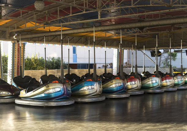 游乐园的碰碰车排成一行图片下载