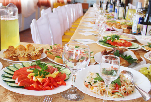 桌上放着食物的俄罗斯餐馆。图片下载