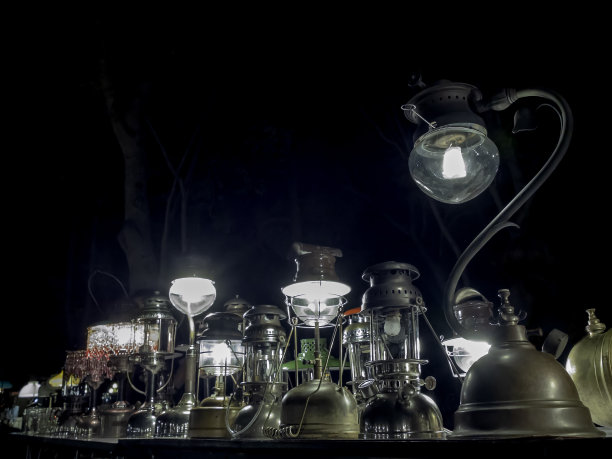 旧铜灯用煤油结合点在晚上的桌子上，古色古香的形象图片下载