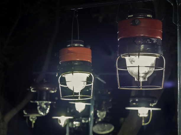 旧铜灯用煤油结合点在晚上的桌子上，古色古香的形象图片下载