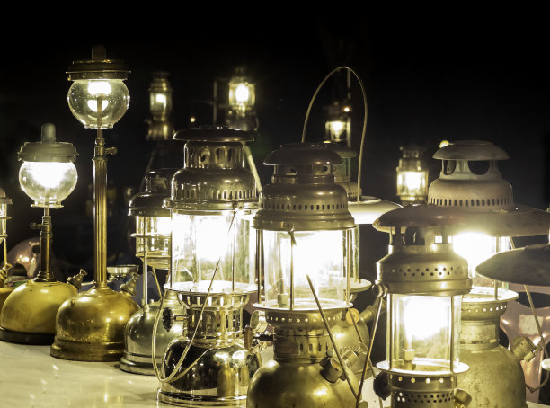 旧铜灯用煤油结合点在晚上的桌子上，古色古香的形象图片下载