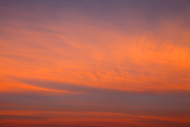 傍晚日落前，强烈的彩色天空和一层云图片下载