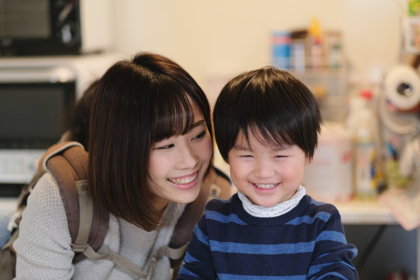 母亲在厨房和孩子说话图片下载