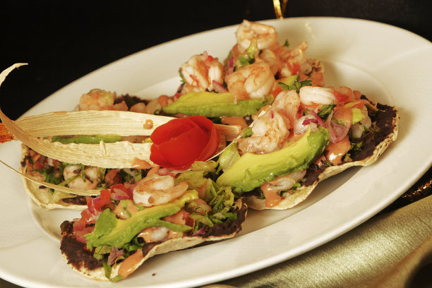 虾和鳄梨吐司。图片下载