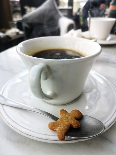 大理石桌子上放着意式浓缩咖啡和形状的意大利脆饼图片下载