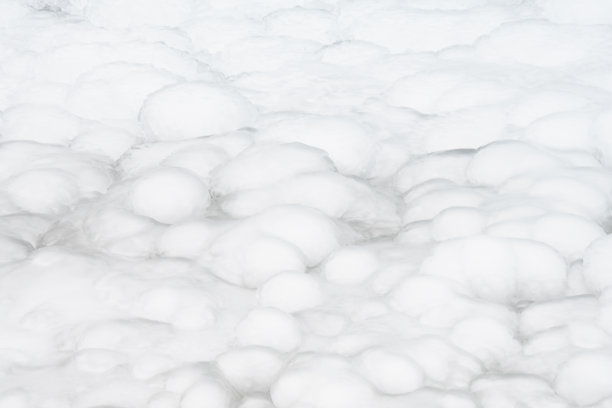 地上有冰冻的雪图案图片下载