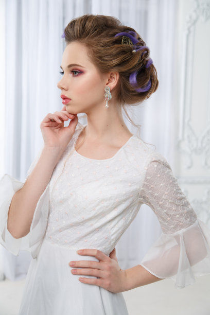 优雅的年轻女孩新娘在复古的服装在室内。图片下载