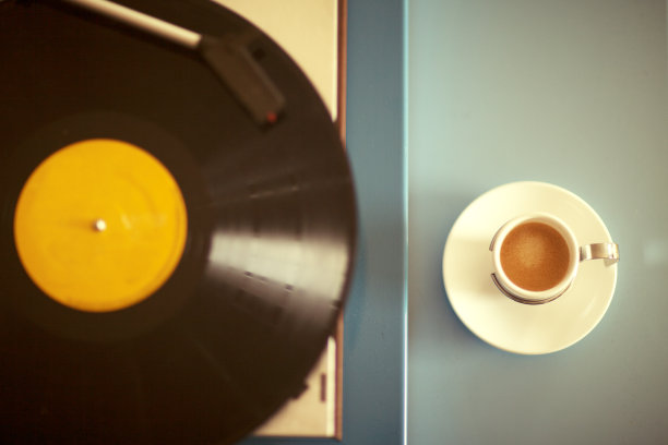 复古唱机和一杯浓缩咖啡图片下载