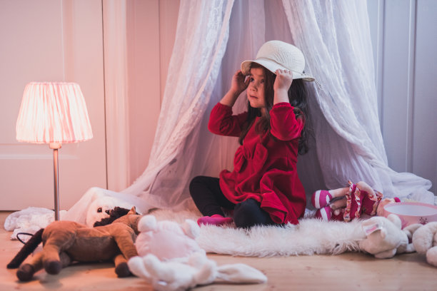 小女孩在玩具房里玩。图片下载