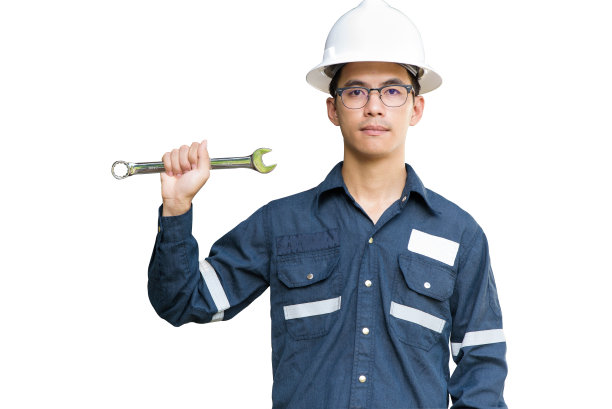 亚洲人，工程师或技术员戴着白色头盔，眼镜和蓝色工作衬衫西装拿着扳手，隔离在白色，机械和石油和天然气工业概念与剪切路径。图片下载