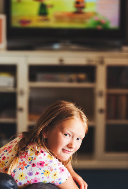 小女孩在家看电视图片下载