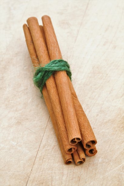 几根肉桂棒用绿绳绑着图片下载