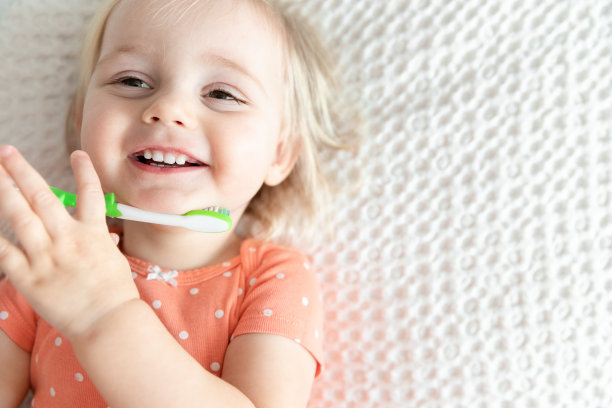 可爱快乐的宝宝刷牙和微笑。本空间图片下载