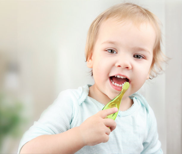 孩子用牙刷，孩子刷牙。图片下载