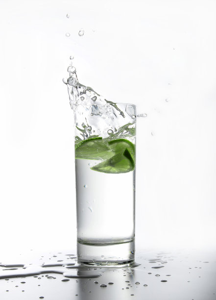 酸橙片落入水中而引起的水花。图片下载