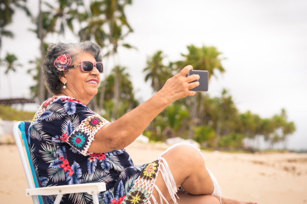 奶奶在海滩上自拍图片下载