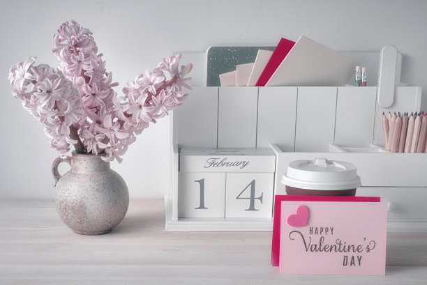 空白的纸卡片上有抄写空间，木制日历，一杯热巧克力和粉红色的风信子花图片下载