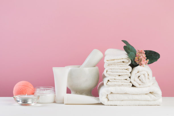 水疗静物与芳香蜡烛，花和毛巾。——图片图片下载