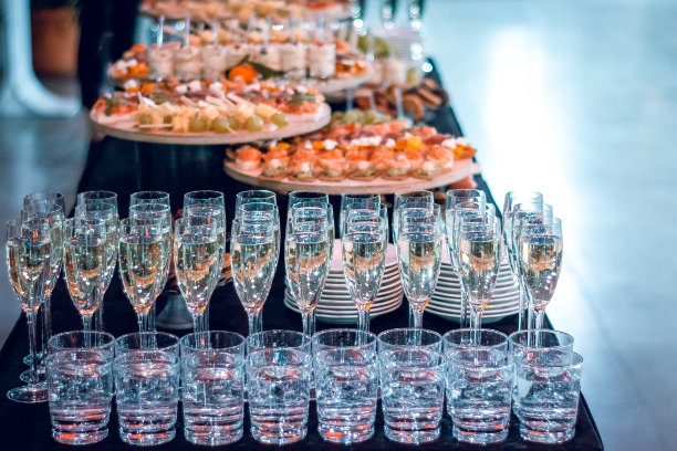 自助餐桌上有迷你酒吧。图片下载