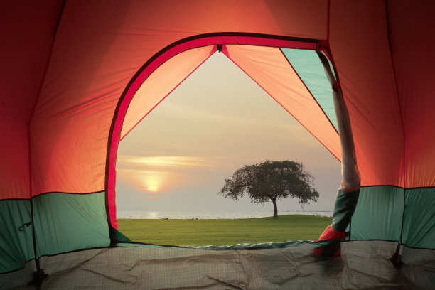 窗户上有日落或日出背景的帐篷视图图片下载