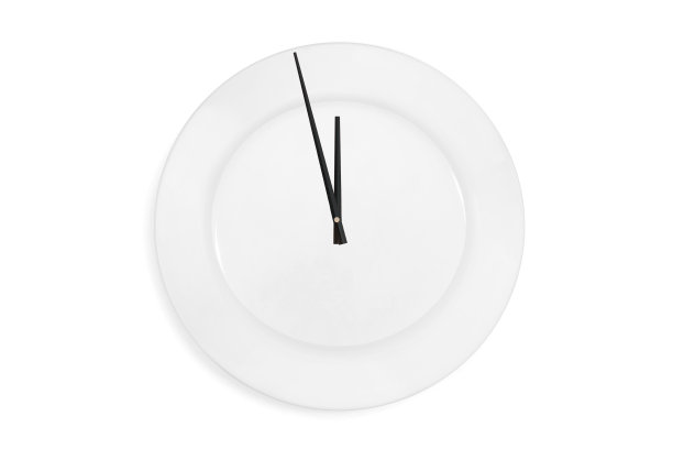 俯视图的一个空服务盘作为一个时钟与箭头在白色的背景。的概念。孤立的图片下载