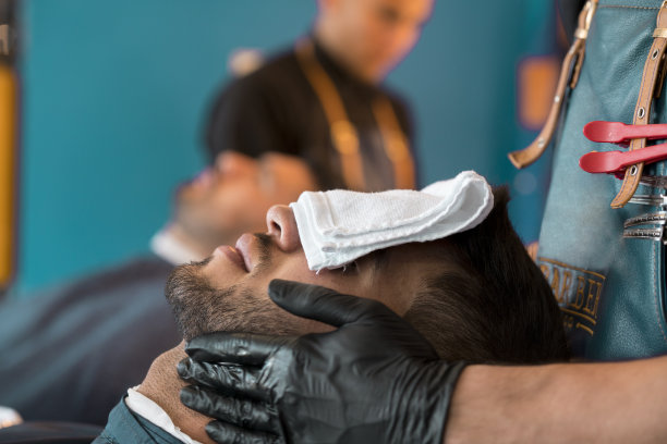 理发店里的男人图片下载