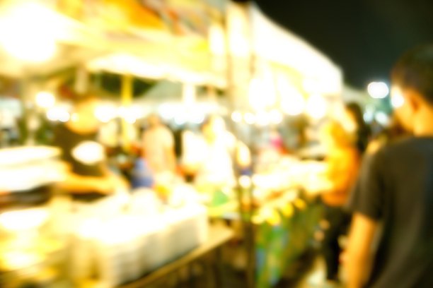 模糊图像的街头食品夜市在街道上，用作背景。图片下载