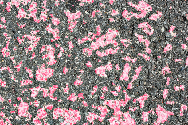 旧沥青层上生锈的粉红色油漆图片下载
