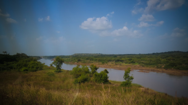 风景全景图的奥蒂河，沃尔塔河的支流，萨巴里，加纳图片下载