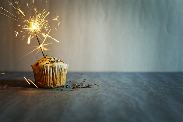 生日快乐，蛋糕，燃烧的烟火，拷贝空间图片下载