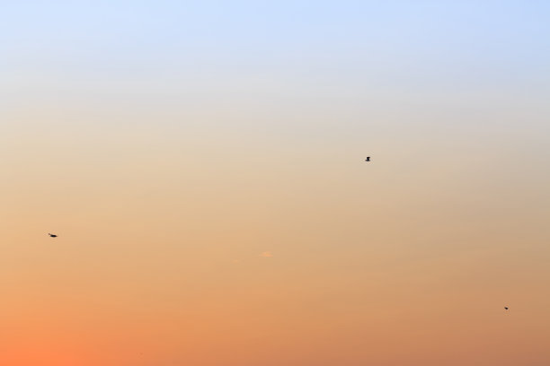 傍晚天空的明亮色彩图片下载