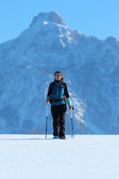 在阿尔卑斯山麓的雪鞋之旅图片下载