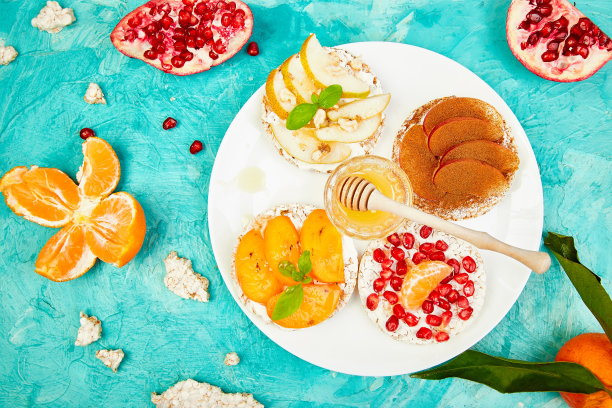 简单的早餐概念。米脆面包健康零食图片下载