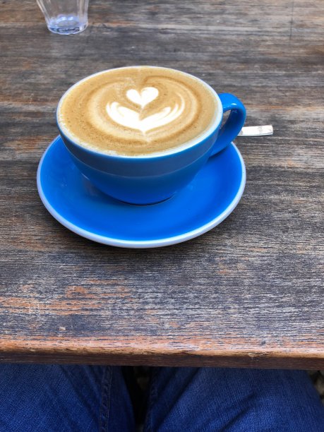 放松的咖啡加牛奶图片下载