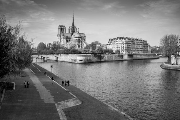 巴黎圣母院大教堂秋日午后阳光明媚。塞纳河堤岸。当地人和游客在温暖的天气里散步和放松。模糊的面目全非的脸。黑白照片。巴黎。法国。图片下载
