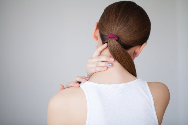 颈部疼痛。女人的痛苦。漂亮女孩牙痛图片下载