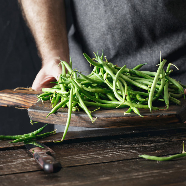 男性手握生素食图片下载